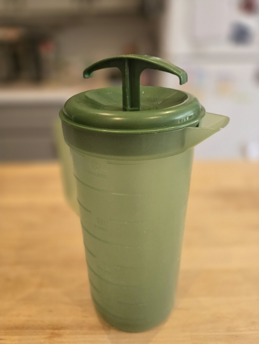 Vintage 1970s Federal Housewares 2-quart plastic pitcher featuring Plunger Lid